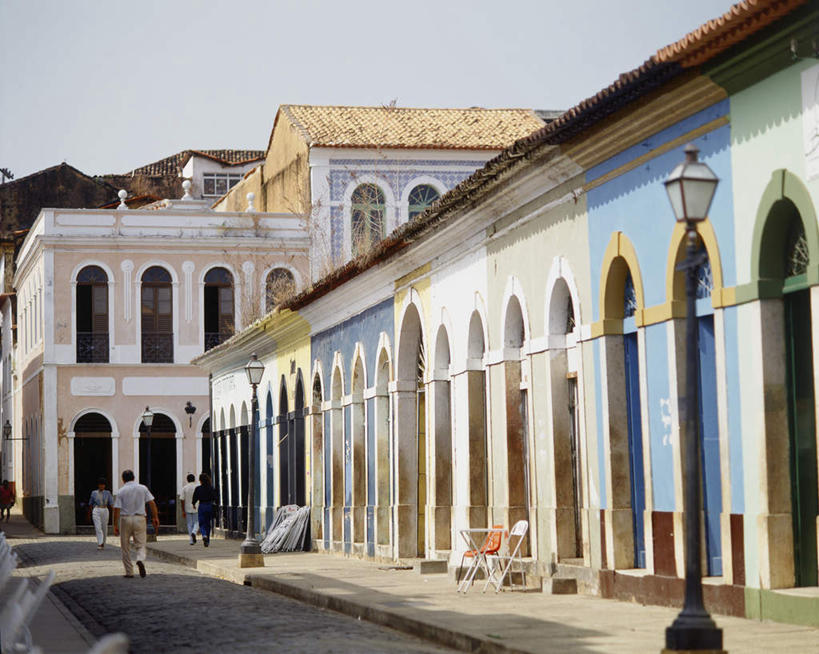 无人,家,横图,室外,白天,正面,度假,美景,门,城市风光,城市,道路,建筑,路,路灯,照明,巴西,一排,阴影,整齐,光线,瓦片,影子,房屋,墙,屋顶,屋子,景观,公寓,拱门,小路,灯光,交通,顶棚,瓦,娱乐,洋房,楼房,墙壁,墙面,住宅,灯,排列,蓝色,蓝天,天空,阳光,门框,天,享受,休闲,景色,南美,放松,建造,晴朗,照亮,南美洲,照明设备,拉丁美洲,队列,美洲,屋瓦,万里无云,巴西联邦共和国,亚美利加洲,南亚美利加洲,马拉尼昂,马拉尼昂州,晴空,晴空万里,彩图,房子