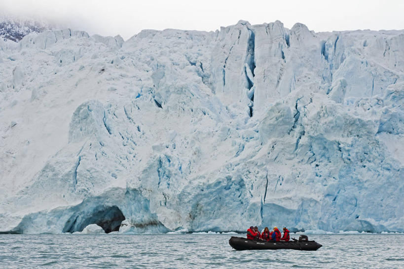 划艇,西方人,成年人,中年人,横图,室外,白天,旅游,冰山,海洋,山,全球变暖,挪威,摩纳哥,欧洲,欧洲人,行人,游客,游人,融化,冰,地形,山峰,山峦,冰川,路人,旅客,风景,自然,摩纳哥公国,寒冷,运输,摄影,冰冷,北冰洋,冰河,严寒,冰凉,酷寒,凛冽,凛凛,极冷,斯瓦尔巴德群岛,过客,冒险,男人,中年男性,中年女性,白种人,彩图,旅行