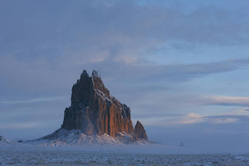 无人,横图,室外,白天,日出,美景,沙漠,雪,雾,美国,景观,山顶,悬崖,云,冬天,自然,景色,寒冷,摄影,北美,北美洲,自然风光,美洲,新墨西哥,北亚美利加洲,亚美利加洲,火成岩,地质学,自然地理,岩石,彩图,圣胡安县,美利坚合众国,纳瓦霍族