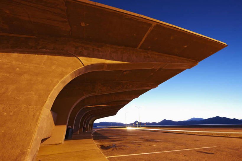 无人,停车场,横图,室外,夜晚,运动模糊,山,山脉,照明,美国,混凝土,树荫,灯,黄昏,灯具,运输,摄影,照亮,北美,北美洲,照明设备,美洲,前照灯,前大灯,车前灯,北亚美利加洲,亚美利加洲,犹他,盐湖,彩图,旅行,80号州际公路,美利坚合众国