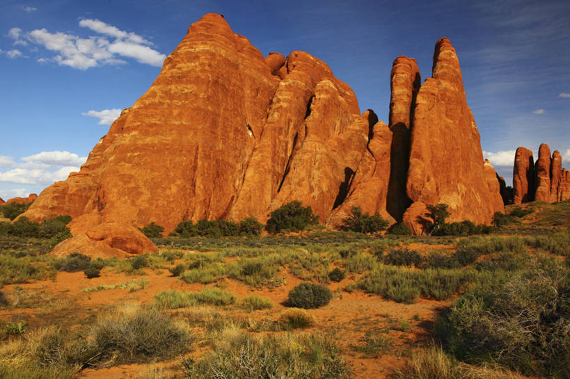 无人,横图,室外,白天,美景,沙漠,美国,地形,景观,自然,地标建筑,景色,摄影,自然风光,拱门国家公园,犹他,地质学,岩石,彩图,旅行,山艾树