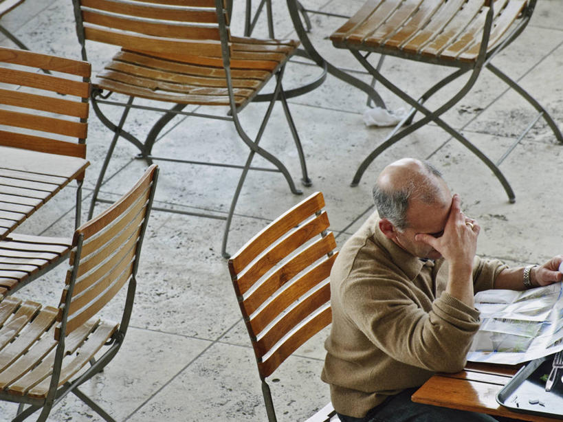 成年人,老年人,一个人,横图,室外,白天,通讯,地图,椅子,美国,仅一个男性,仅一个人,仅一个中年男性,读书,摄影,担心,老年男性,男人,男性,中年男性,彩图