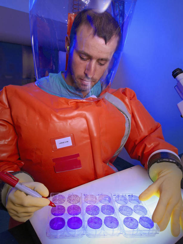 西方人,成年人,中年人,一个人,科学家,竖图,工作服,制服,安全,欧洲,欧洲人,仅一个男性,仅一个人,仅一个中年男性,科学,防护,容器,生病,摄影,保护,保险,防护服,保全,周全,安稳,安定,出血热,工作制服,微生物学,平安,男人,男性,中年男性,白种人,半身,彩图,工作套服