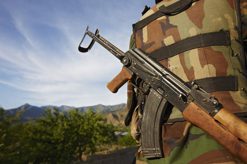 一个人,横图,室外,特写,阿富汗,士兵,圆形,枪支,武器,摄影,扳机,来福枪,军火,叛逆,AK47步枪,彩图,兴都库什山脉