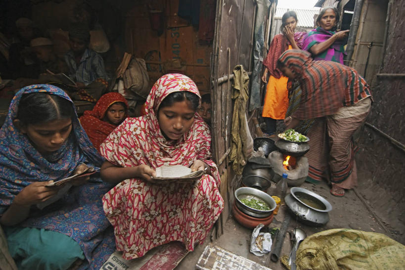 儿童,成年人,中年人,人群,学生,横图,室内,孟加拉国,亚洲,学习,食品,首都,教育,教室,摄影,南亚,孟加拉人民共和国,达卡,贫民窟,女孩,中年女性,烹调,彩图