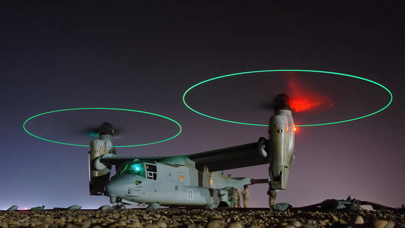 横图,室外,夜晚,运动模糊,伊拉克,士兵,环保,军事,旋转,战争,运输,摄影,能源,回收,燃料,资源,飞行器,利用,鱼鹰,低碳,军用机,循环,持续,彩图,伊拉克战争,延时摄影