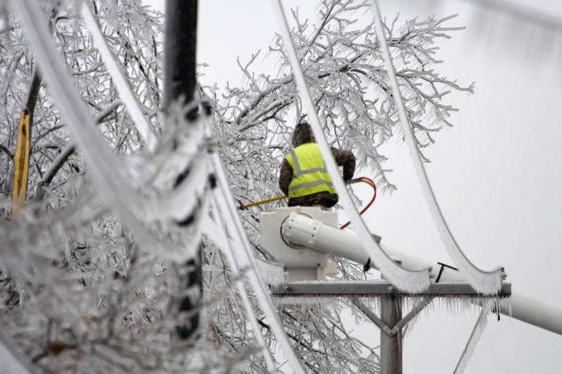 成年人,一个人,横图,室外,白天,美国,仅一个男性,冬天,天气,破坏,破损,树,电话线,寒冷,摄影,损坏,密苏里,气象学,男人,彩图