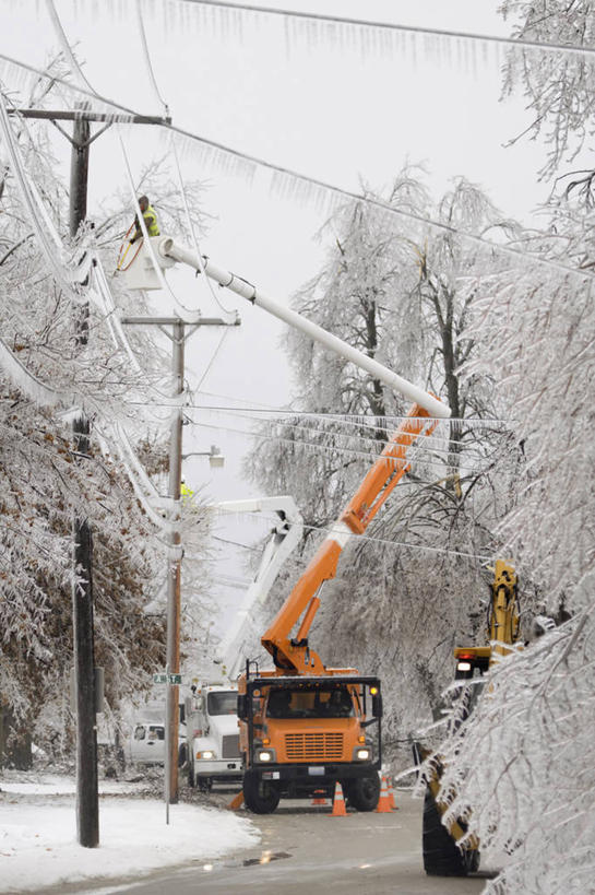 成年人,两个人,竖图,室外,白天,美国,冬天,天气,破坏,破损,电话线,寒冷,摄影,损坏,密苏里,气象学,男人,彩图