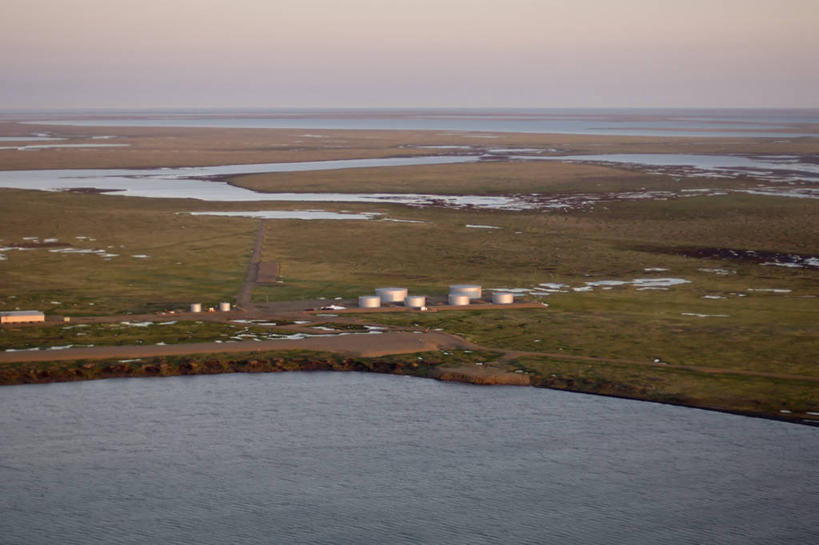 无人,横图,俯视,航拍,室外,白天,北极,水,全球变暖,美国,弹簧,地形,海岸线,仓库,设备,物品,储油罐,工业,摄影,能源,环境,石油工业,鸟瞰,油田,发展,化石燃料,彩图,高角度拍摄,冻原