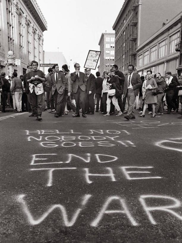 西方人,成年人,中年人,竖图,黑白,欧洲,美国,欧洲人,许多人,历史,一群人,战争,摄影,抗议,加利福尼亚,奥克兰,年轻男性,中年男性,中年女性,白种人,年轻人,涂鸦,社会问题,越南战争