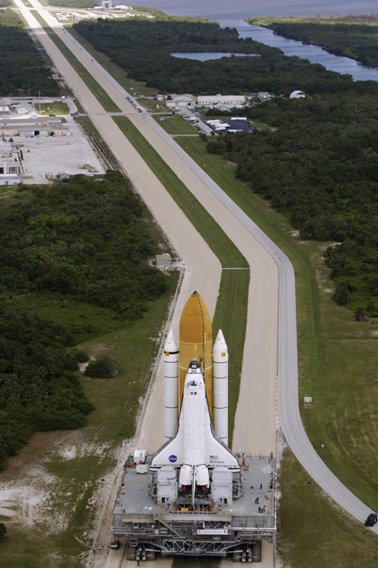 无人,竖图,室外,白天,技术,美国,科学,历史,摄影,巨大,庞大,灵感,工程,北美,北美洲,美洲,航天飞机,佛罗里达,佛罗里达州,佛州,阳光州,肯尼迪航天中心,北亚美利加洲,亚美利加洲,宏大,硕大,伟大,梅里特岛,美国宇航局,发现号,彩图,美利坚合众国,空间探索