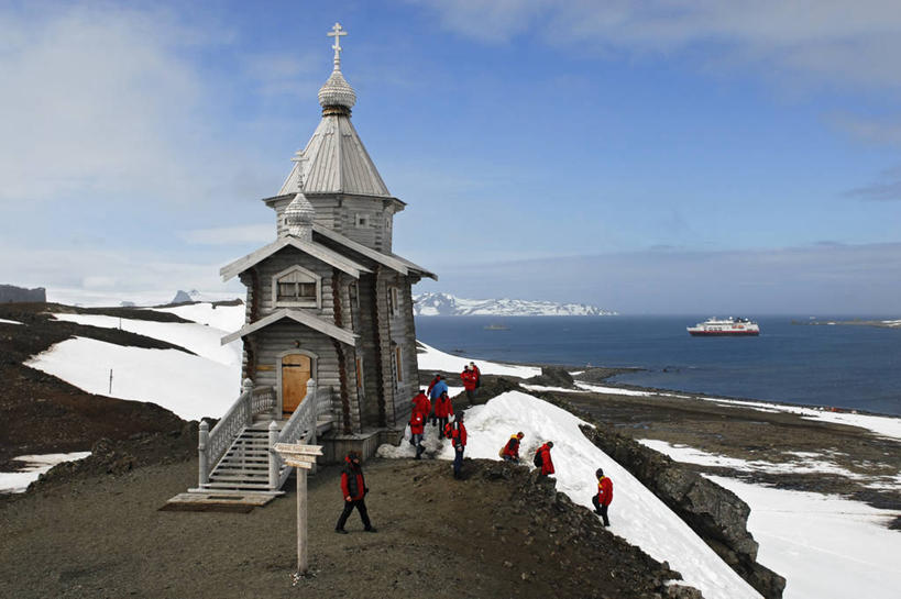 教堂,横图,室外,白天,旅游,雪,建筑,行人,游客,游人,朦胧,模糊,木制,路人,旅客,摄影,宗教,南极洲,过客,乔治王岛,彩图,旅行,南冰洋