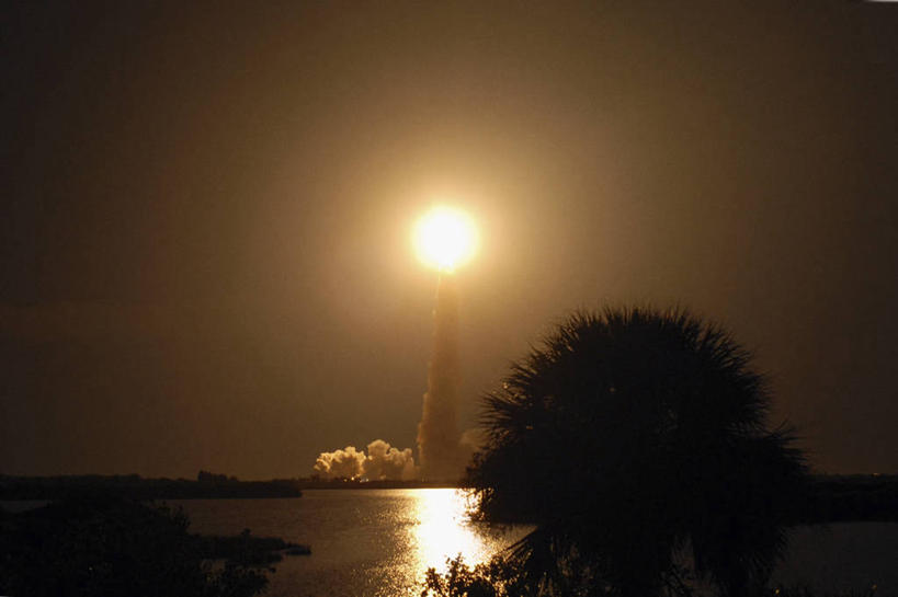 无人,横图,室外,夜晚,技术,棕榈树,火,美国,起飞,太空,烟,摄影,北美,北美洲,美洲,航天飞机,渴望,奋进号航天飞机,佛罗里达,佛罗里达州,佛州,阳光州,肯尼迪航天中心,北亚美利加洲,亚美利加洲,空气污染,梅里特岛,发现号,彩图,美利坚合众国,空间探索