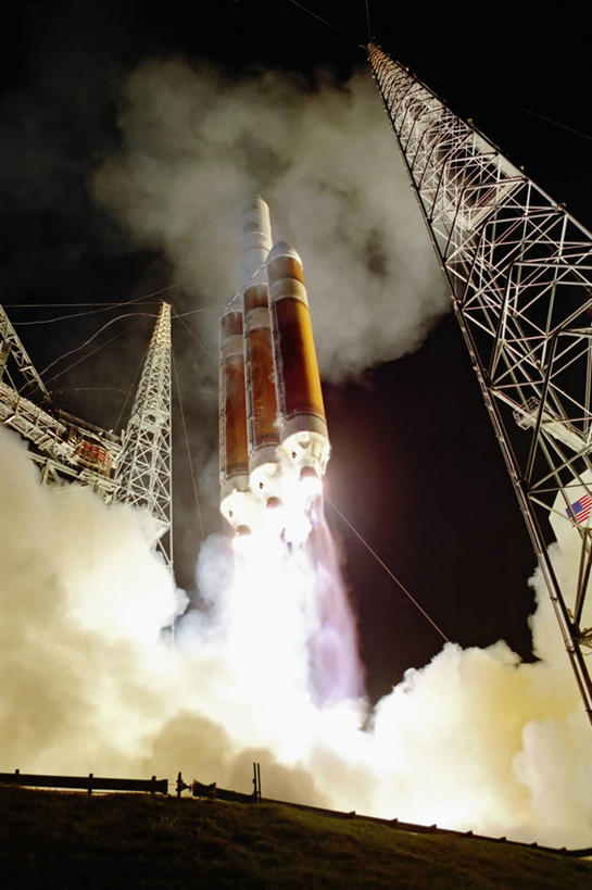 无人,竖图,室外,夜晚,仰视,技术,美国,起飞,太空,火焰,发射台,烟,摄影,工程,北美,北美洲,美洲,佛罗里达,佛罗里达州,佛州,阳光州,北亚美利加洲,亚美利加洲,彩图,低角度拍摄,美利坚合众国,空间探索