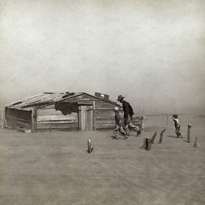 儿童,成年人,中年人,三个人,四个人,家庭,夫妻,母亲,父亲,儿子,兄弟,农民,方图,黑白,室外,白天,留白,爱情,纯洁,美国,朦胧,模糊,浪漫,历史,小孩,温暖,温馨,父子,母子,一家人,恩爱,父爱,可爱,母爱,童年,童趣,恋人,摄影,环境,和睦,图标,北美,北美洲,贫穷,美洲,童真,烂漫,无邪,北亚美利加洲,亚美利加洲,俄克拉何马,俄克拉何马州,俄克拉荷马州,奥克拉荷马,抢先之州,天真,男孩,男人,男性,年轻男性,年轻女性,女人,女性,中年男性,孩子,年轻人,夫妇,情侣,尘暴,美利坚合众国,伴侣,融洽,男生