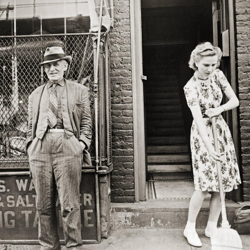 成年人,老年人,两个人,商店,方图,黑白,室外,白天,纽约,美国,工作,门口,曼哈顿,摄影,打扫,肖像,老年男性,年轻女性,年轻人