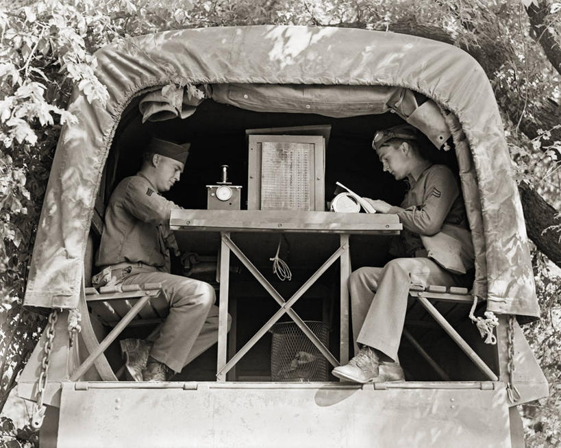 成年人,两个人,横图,黑白,室外,白天,通讯,美国,士兵,军事,摄影,军用车,堪萨斯,年轻男性,年轻人,美国军事