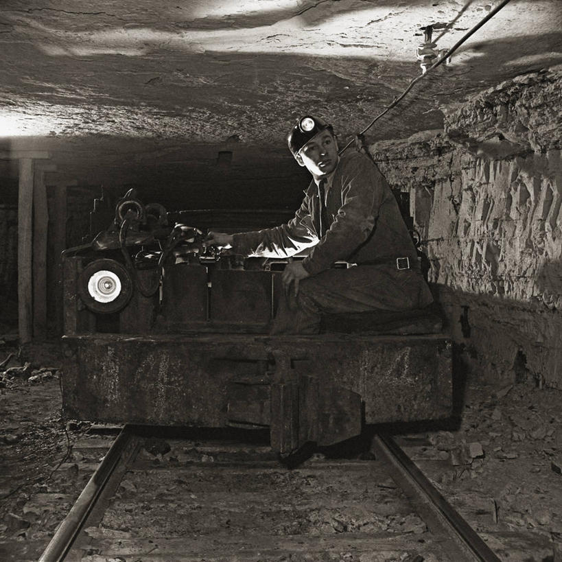 成年人,中年人,一个人,方图,黑白,室内,采矿业,城市,美国,仅一个男性,仅一个人,仅一个中年男性,工作,工人,工业,摄影,北美,北美洲,美洲,宾夕法尼亚,宾夕法尼亚州,宾州,拱顶石州,拱心石之州,宾氏林地,矿工,北亚美利加洲,亚美利加洲,匹兹堡,匹兹堡市,男人,男性,中年男性,员工,矿山工人,美利坚合众国,匠人,劳动者,体力工,精力