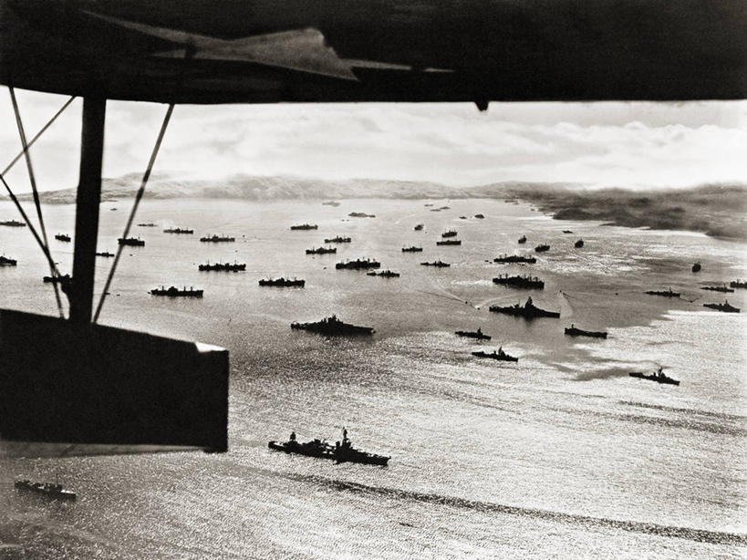 无人,横图,俯视,航拍,黑白,室外,白天,船,军事,战争,运输,摄影,军舰,鸟瞰,战舰,驱逐舰,军用战舰,战船,高角度拍摄