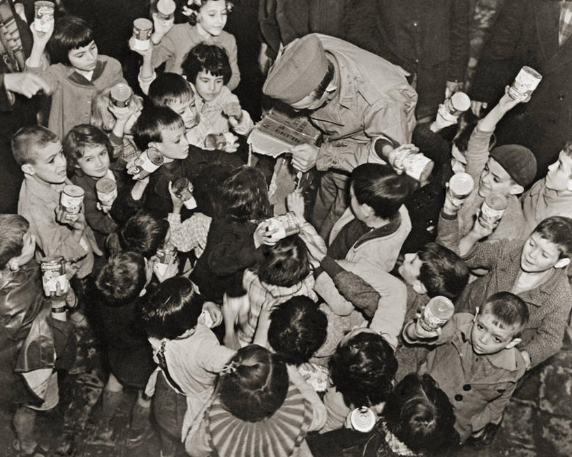 儿童,成年人,中年人,横图,俯视,黑白,室外,白天,阿尔及利亚,士兵,军事,食品,战争,摄影,第二次世界大战,群众,男孩,女孩,中年男性,高角度拍摄