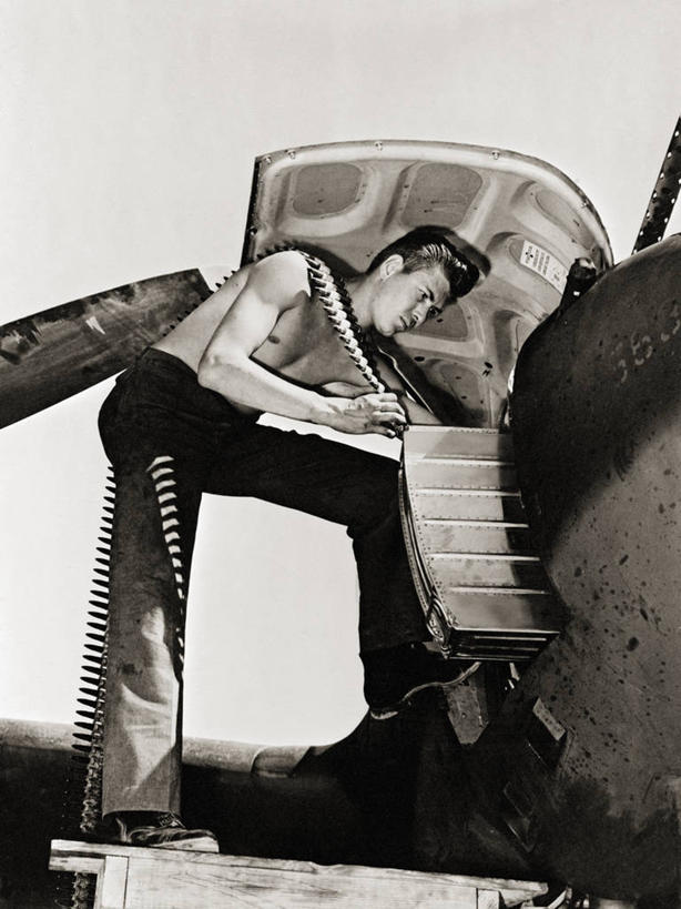 成年人,一个人,地勤人员,竖图,黑白,室外,白天,技术,美国,仅一个男性,仅一个人,工作,裸露,仅一个年轻男性,战争,摄影,子弹,飞行器,裸,机关枪,军用机,军火,男人,男性,年轻男性,年轻人