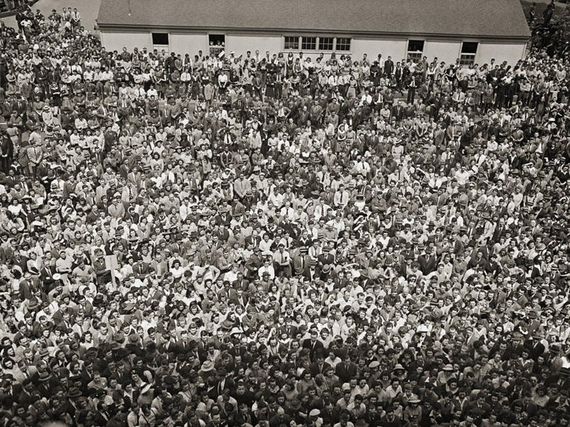 西方人,成年人,中年人,横图,俯视,黑白,室外,白天,欧洲,非洲,美国,黑人,欧洲人,会议,摄影,群众,中年男性,中年女性,非洲人,高角度拍摄