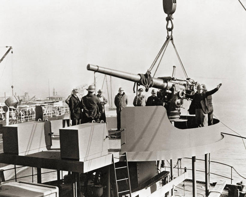 成年人,中年人,老年人,横图,黑白,室外,白天,技术,船,美国,工作,炮,战争,工业,摄影,第二次世界大战,货运,货船,老年男性