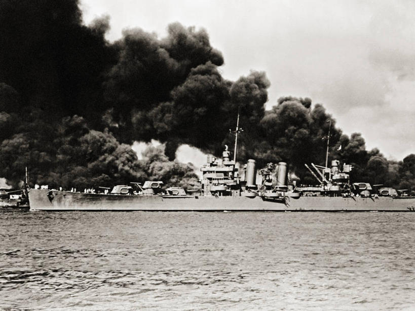 横图,黑白,室外,白天,船,军事,烟,战争,摄影,第二次世界大战,海军,毁灭,战船,夏威夷群岛,太平洋岛屿,美国海军