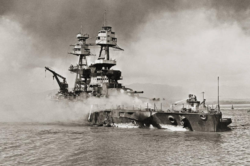 消防员,水手,横图,黑白,室外,白天,船,军事,烟,战争,摄影,第二次世界大战,海军,毁灭,战船,夏威夷群岛,太平洋岛屿,美国海军