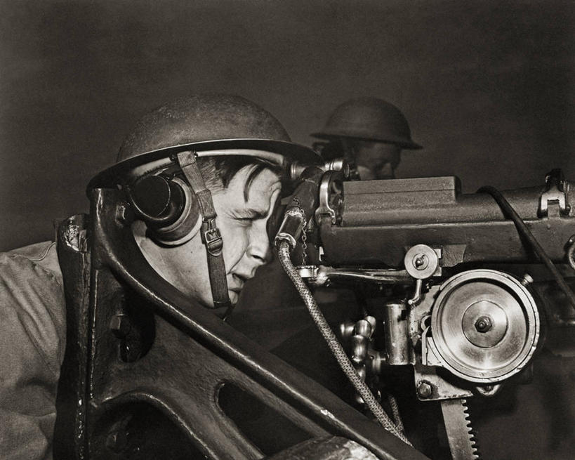 成年人,一个人,横图,黑白,士兵,枪支,炮,武器,战争,摄影,巨大,庞大,瞄准,宏大,硕大,伟大,年轻男性,年轻人