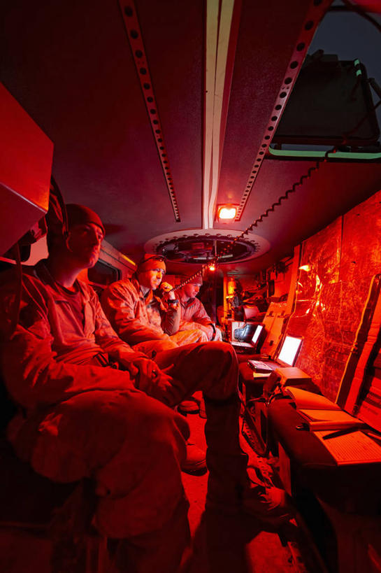 成年人,三个人,竖图,室内,夜晚,通讯,智慧,阿富汗,红色,收音机,摄影,控制,监视,控制室,危险,年轻男性,年轻人,彩图,美国海军陆战队