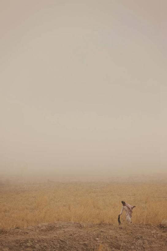 成年人,一个人,竖图,室外,白天,风,沙尘暴,阿富汗,仅一个男性,仅一个人,天气,仅一个年轻男性,摄影,奋斗,气候,男人,男性,年轻男性,年轻人,尘暴,彩图