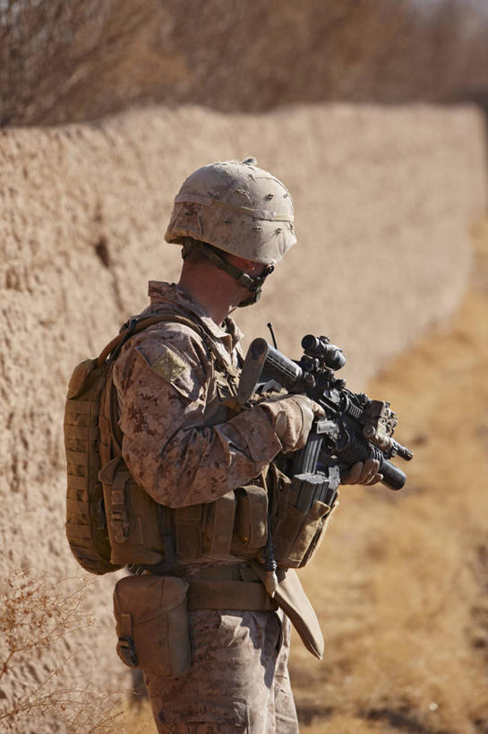 成年人,一个人,竖图,室外,白天,阿富汗,仅一个男性,仅一个人,士兵,准备,仅一个年轻男性,摄影,打斗,来福枪,策略,猎人,技能,男人,男性,年轻男性,年轻人,彩图,M16步枪,军官,美国海军陆战队,特种部队