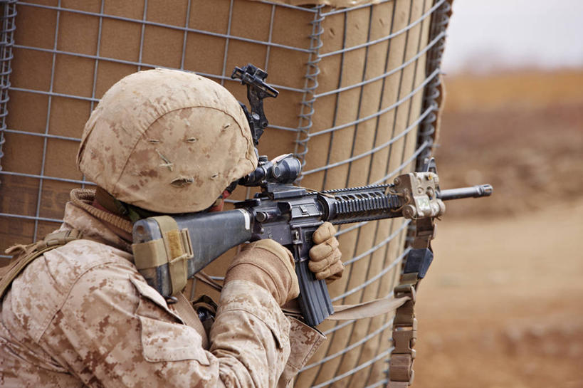 成年人,一个人,消防员,横图,室外,白天,阿富汗,仅一个男性,仅一个人,朦胧,模糊,枪支,仅一个年轻男性,武器,战争,摄影,保护,打斗,来福枪,杀害,猎人,危险,男人,男性,年轻男性,年轻人,彩图,M16步枪,美国海军陆战队,特种部队