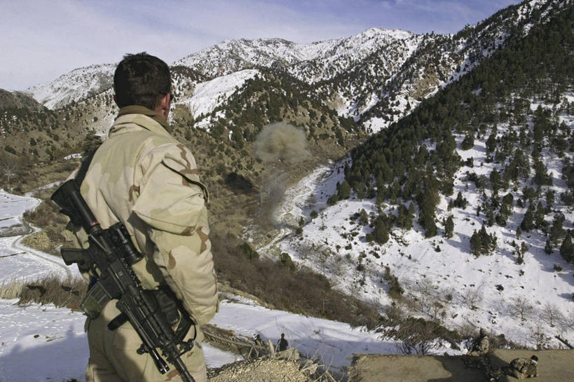 成年人,一个人,横图,室外,白天,山,山脉,雪,阿富汗,军事,烟,摄影,毁坏,海军,军火,男人,彩图