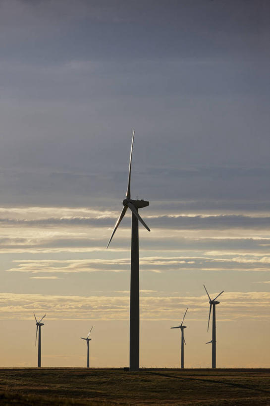 无人,竖图,室外,白天,日落,风,美国,风力,科学,发电机,塔,螺旋桨,旋转,平原,转,摄影,能源,电,电源,改变,剪影,替代能源,环境保护,涡轮,科罗拉多州,风速计,物理学,气象学,风轮机,彩图