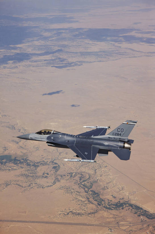 飞行员,竖图,室外,白天,安全,飞机,美国,军事,圆锥,飞,一个,力量,战争,摄影,空军,单个,飞行器,战斗机,打斗,进攻,军用机,座舱,科罗拉多州,F-16战隼战斗机,蝰蛇,技能,彩图