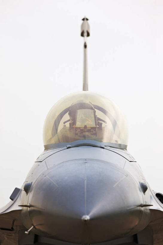 成年人,一个人,飞行员,竖图,室外,白天,正面,安全,美国,仅一个男性,朦胧,模糊,力量,战争,摄影,空军,准确,打斗,进攻,军用机,座舱,科罗拉多州,F-16战隼战斗机,蝰蛇,技能,男人,彩图