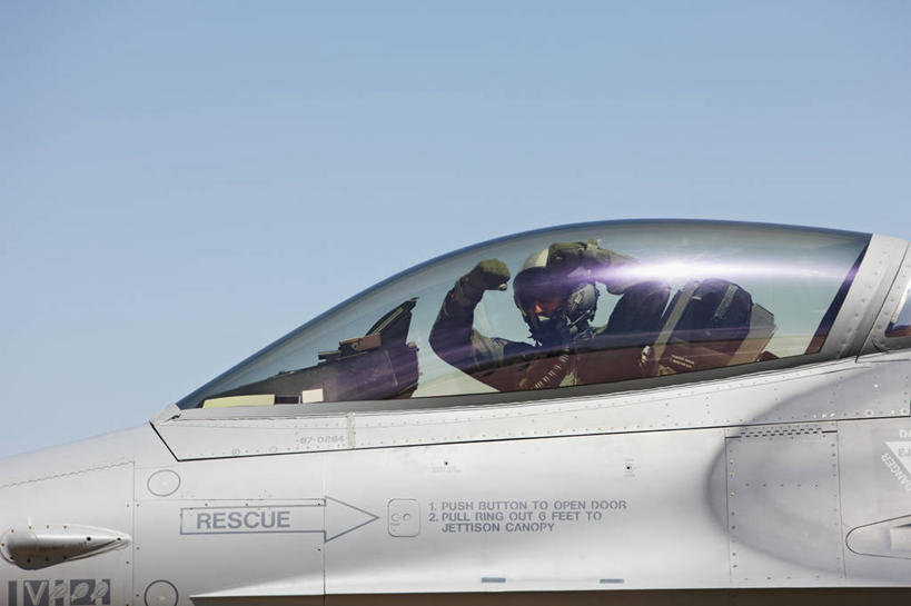 成年人,一个人,飞行员,横图,室外,白天,侧面,安全,美国,仅一个男性,手势,力量,战争,摄影,空军,准确,打斗,进攻,军用机,座舱,科罗拉多州,F-16战隼战斗机,蝰蛇,技能,男人,拳头,彩图,打手势