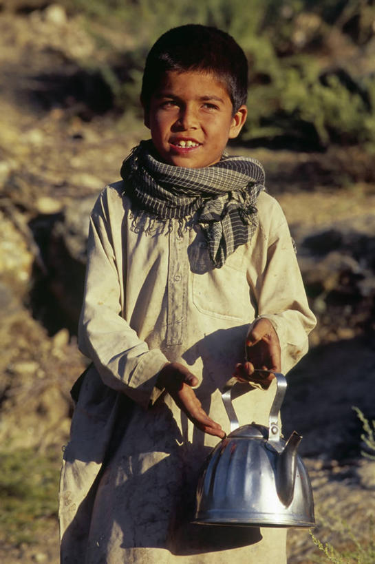 儿童,头发,一个人,微笑,竖图,室外,白天,正面,通讯,友谊,幸福,纯洁,智慧,礼物,阿富汗,亚洲,仅一个男性,仅一个人,桥,拿着,小孩,黑色,围巾,看,仅一个小孩,放松,可爱,童年,童趣,摄影,肖像,烧水壶,出示,条约,童真,烂漫,无邪,勇气,天真,男孩,男人,男性,孩子,彩图,男生,好奇心