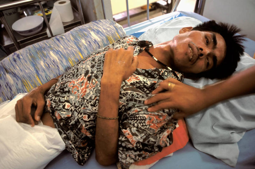 成年人,中年人,两个人,病人,横图,室内,微生物,泰国,医学,生物,摄影,佛教,医疗,病毒,生物学,关爱,艾滋病,寄生,生命体,生物病毒,艾滋病病毒,疗养院,瘟疫,男人,中年男性,彩图,反转录病毒,逆转录病毒,家庭护理