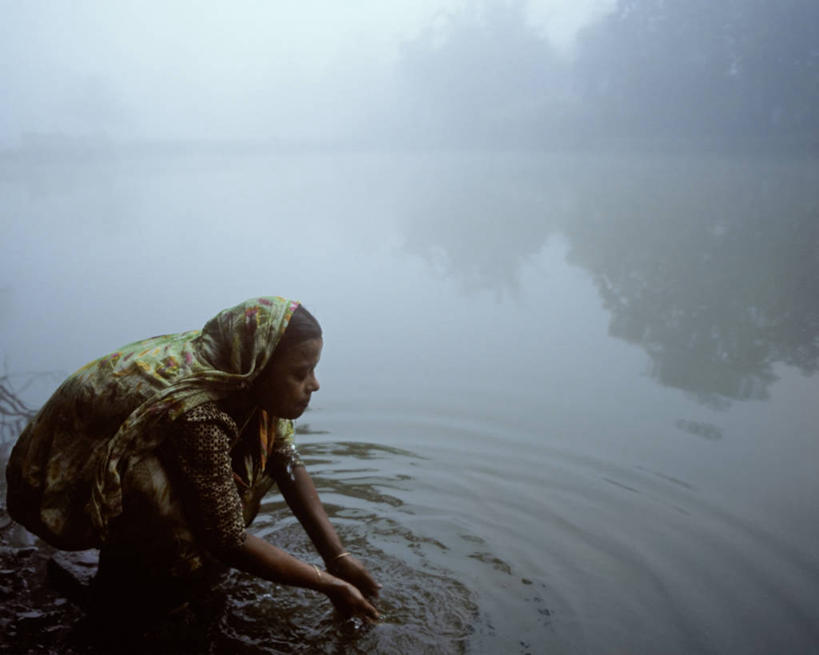 中年人,一个人,横图,室外,雾,孟加拉国,亚洲,仅一个女性,仅一个人,工作,池塘,仅一个中年女性,摄影,南亚,孟加拉人民共和国,女人,女性,中年女性,洗涤,彩图