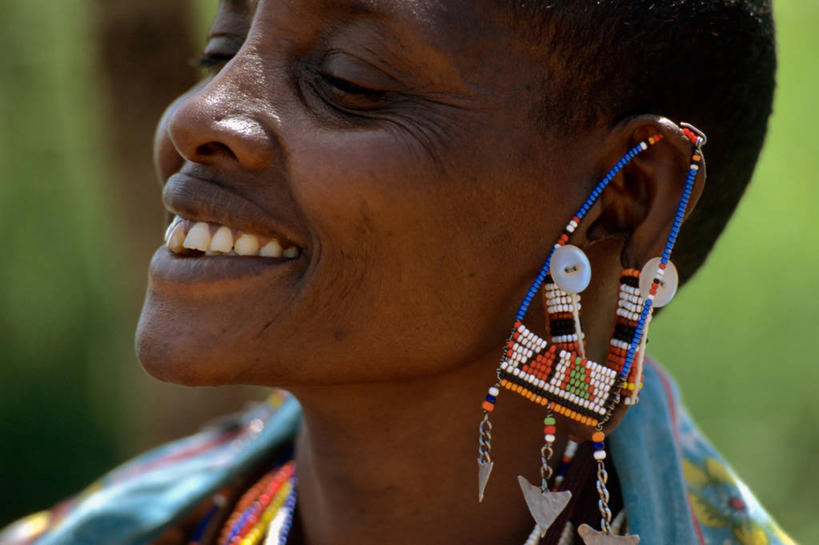 中年人,一个人,横图,时尚,珠宝,肯尼亚,仅一个女性,仅一个人,衣服,黑色,仅一个中年女性,摄影,耳饰,女人,女性,中年女性,彩图,传统服装