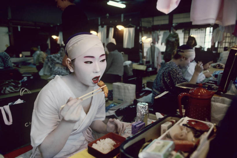 寿司,中年人,一个人,横图,室内,时尚,筷子,东京,日本,仅一个女性,仅一个人,表演,食品,首都,饮食,扮演,彩妆,仅一个中年女性,摄影,便当盒,演出,演出服,艺妓,女人,女性,中年女性,彩图