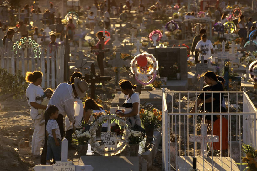 儿童,成年人,站,横图,室外,白天,墨西哥,墓地,摄影,死亡,北美,北美洲,拉丁美洲,美洲,北亚美利加洲,亚美利加洲,墨西哥合众国,仙人掌王国,北下加利福尼亚,北下加利福尼亚州,下加利福尼亚州,墨西哥文化,墓穴,自由市,蒂华纳,提华纳,男人,女人,彩图,死亡节