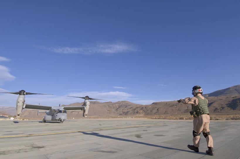 成年人,中年人,一个人,飞行员,地勤人员,机场,横图,室外,白天,爆炸,技术,飞机,美国,仅一个男性,仅一个人,仅一个中年男性,军事,液体,螺旋桨,集装箱,着陆,旋转,货柜,箱子,探索,战争,转,运输,摄影,惊奇,悲伤,直升机,航空航天工程,飞行器,工程,伤心,难过,效率,加利福尼亚,进攻,物流,悲哀,哀痛,悲戚,悲痛,技能,布里奇波特,危险,男人,男性,中年男性,彩图,美国海军陆战队,飞机跑道