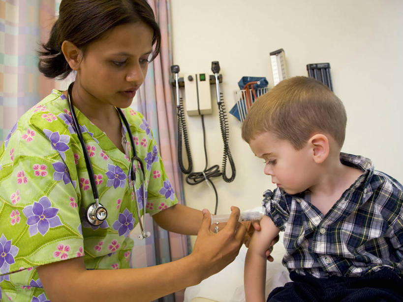 西方人,儿童,成年人,两个人,病人,护士,横图,室内,纯洁,欧洲,欧洲人,药,小孩,可爱,童年,童趣,注射,摄影,感冒,注射器,恐怖,痛苦,肖像,童真,烂漫,无邪,天真,男孩,年轻女性,白种人,印度人,孩子,年轻人,彩图,流感疫苗