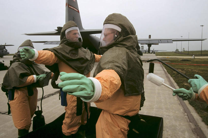 西方人,成年人,中年人,一个人,四个人,横图,室外,白天,工作服,制服,安全,欧洲,美国,欧洲人,仅一个男性,仅一个人,仅一个中年男性,准备,研究,军事,防护,生病,擦洗,摄影,保护,保险,防护服,军队,保全,周全,安稳,安定,西弗吉尼亚,工作制服,恐怖主义,平安,男人,男性,中年男性,白种人,彩图,工作套服,美国军事