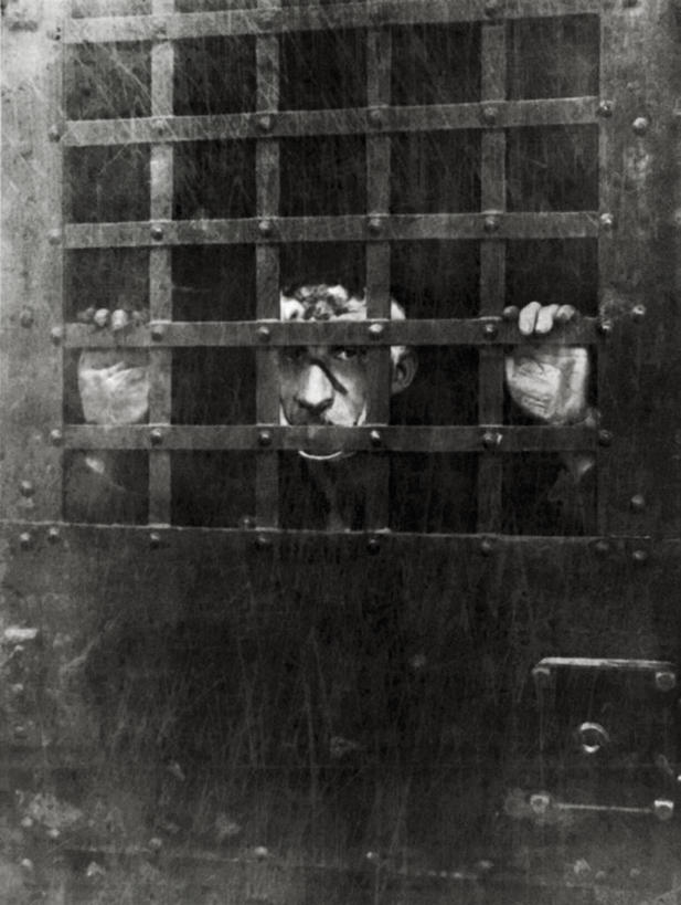 西方人,成年人,中年人,一个人,竖图,黑白,门,欧洲,欧洲人,仅一个男性,仅一个人,仅一个中年男性,历史,监狱,摄影,犯罪,肖像,叛逆,男人,男性,中年男性,白种人