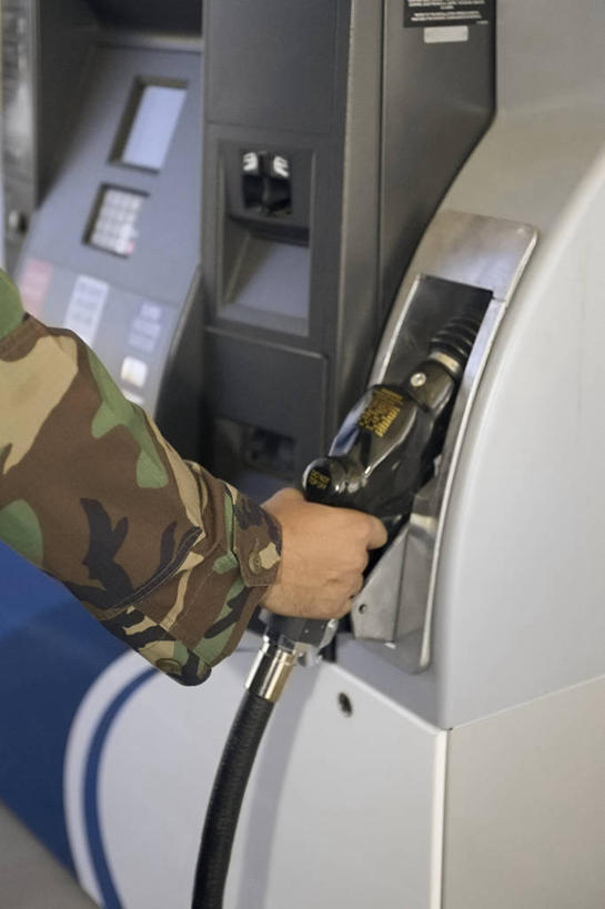 手,一个人,竖图,室外,白天,环保,军事,运输,摄影,空军,能源,部分,回收,燃料,资源,加利福尼亚,军服,汽油,利用,低碳,循环,加油机,持续,彩图,爱德华兹空军基地,美国空军